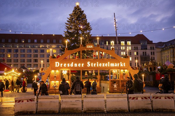 A few days in front of the opening of the Dresden Striezelmarkt, a lighting test was carried out