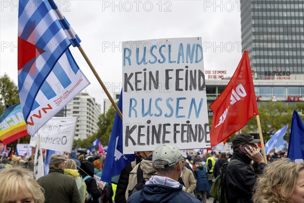 Sign Russia not an enemy / Russians not enemies at the demonstration Die Waffen nieder at