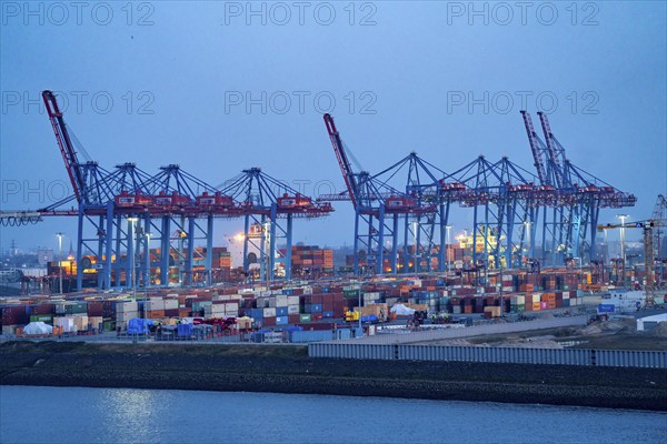 Container terminal Tollerort, container ships are loaded and unloaded, one of 4 container terminals