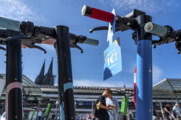 A large number of electric scooters are parked on Breslauer Platz, in front of Cologne Central