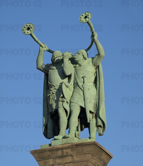 Lurspieler, antique trumpets, bronze sculpture on terracotta column, Town Hall Square, Rathausplatz