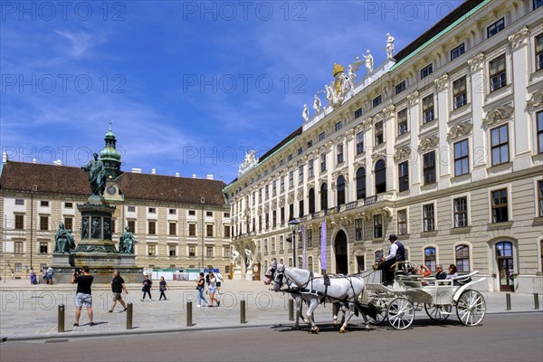 Horse-drawn carriage in front of the Emperor Franz Monument, In der Burg, Hofburg Imperial Palace,
