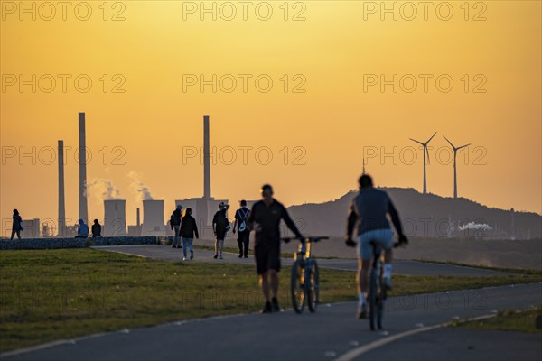 Evening atmosphere on the Hoheward spoil tip, with the UNIPER coal-fired power station