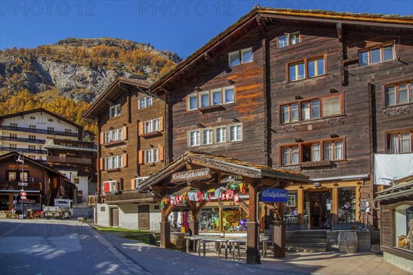 Typical historic Valais houses in the town centre, Zermatt, Mattertal, Valais, Switzerland, Europe
