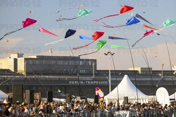 Drachenfest 2024, festival of giant kites, Stadt und Land, Tempelhofer Feld, Berlin, Germany, 21.09