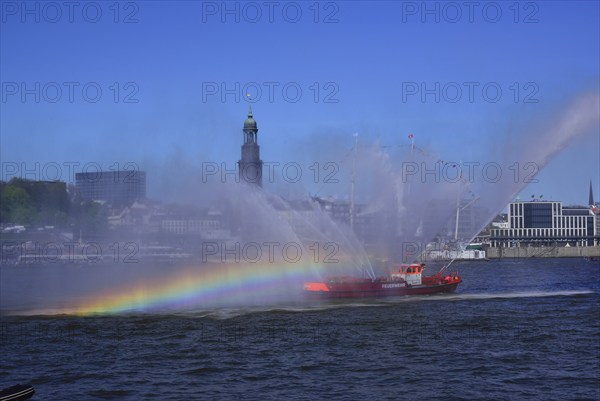 Deutschland, Hamburg, Hafen, Feuerwehrauto im Einsatz