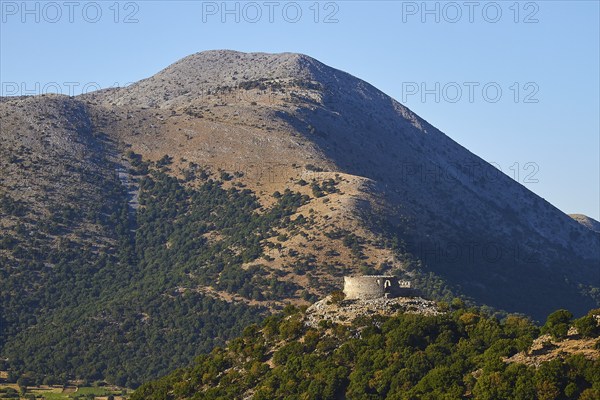 Askifou Fortress, Hilly landscape with ruins, surrounded by nature under a clear sky, Lefka Ori,