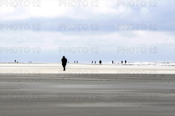 Holidaymakers walking on the beach of Süddorf, Amrum Island, 27.05.2021