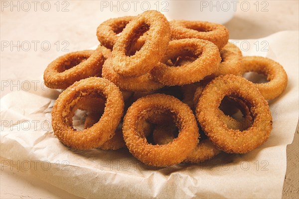 Fried onion rings, deep-fried, snack, no people, selective focus