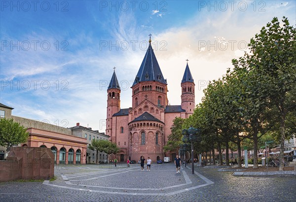 St Martin's Cathedral and Cathedral Square in Mainz, Rhineland-Palatinate, Germany, Europe