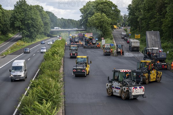 Renewal of the road surface on the A40 motorway between the Kaiserberg junction and Mülheim-Heißen,