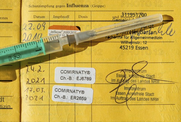 Vaccination booklet, proof of double vaccination with the Corona vaccine from BioNTEch/Pfizer,