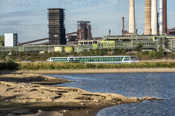 Low water level on the Rhine, banks dry up, sandbanks in the river, shipping can only navigate with