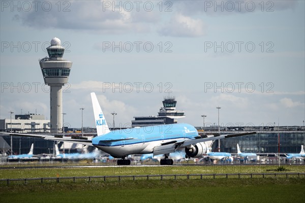Amsterdam Shiphol Airport, AMS, aircraft approaching Kaagbaan, runway, terminal building, air