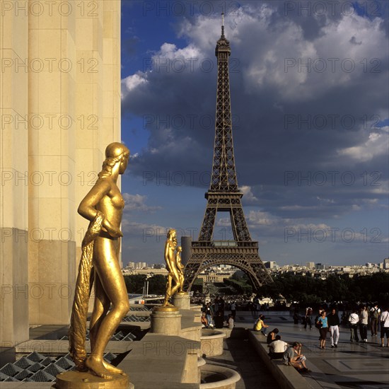 Die vergoldeten Statuen vom Trocadéro, hinten der 330m hohe Eifflturm, gebaut zum 100. Jahrestag