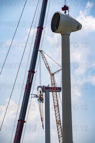 Erection of an Enercon E-160 wind turbine, rear, assembly of the first blade, 4 turbines with a