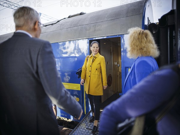 Annalena Bärbock (Alliance 90/The Greens), Federal Foreign Minister, gets off a train at Kyiv