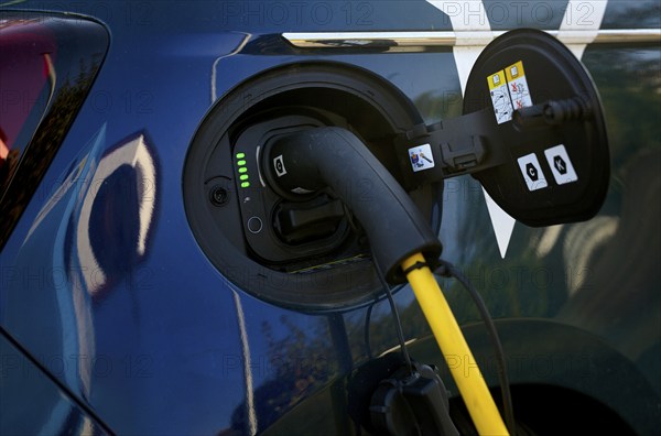 Charging indicator, charging plug with cable, charging station for electric cars, charging station,