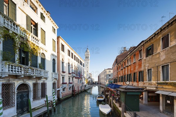 Boats in the old town with San Girgio dei Greci, church, empty, nobody, lull, crisis, city trip,