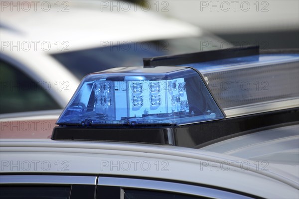 Symbolic image: Close-up of a police car with flashing blue lights
