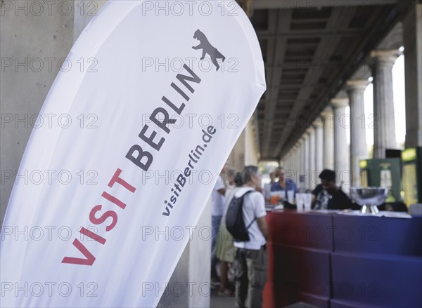 Reading by Ulrike C. Tscharre and live music at the Kolonnaden Bar on Museum Island in Berlin,