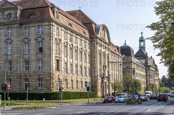 In front the building of the Düsseldorf Higher Regional Court, behind it the Düsseldorf District
