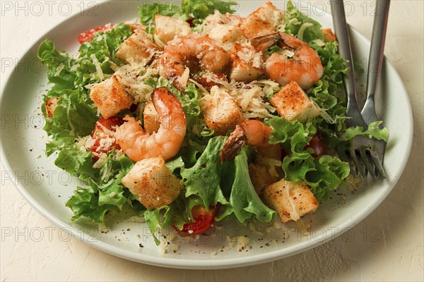 Cäsar-Salat, mit Garnelen, auf weißem Hintergrund, hausgemacht, ohne Personen