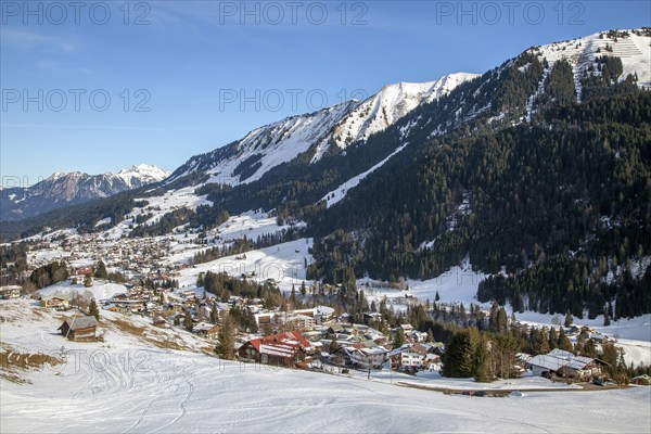 Snowy landscape, winter, view of Riezlern, behind Fellhorn, Riezlern, Kleinwalsertal, Vorarlberg,