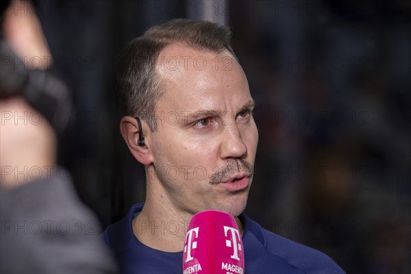 Former national ice hockey player Christoph Ullmann as co-commentator at the Adler Mannheim vs. Red