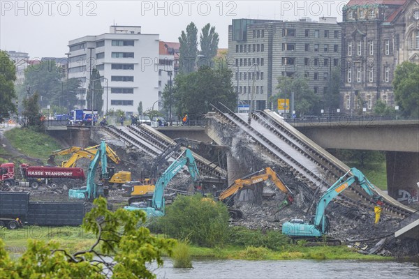 In the early hours of the morning, a section of the Carola Bridge collapsed for unknown reasons.