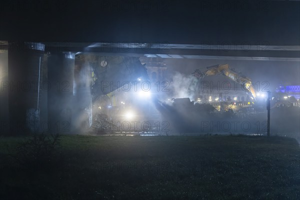 Due to an as yet unknown cause, a section of the Carola Bridge collapsed in the early hours of the