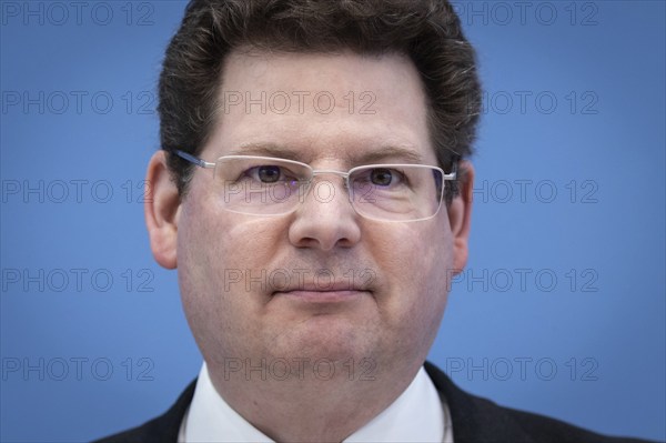 Prof. Dr Oliver Holtemoeller, Leibniz Institute for Economic Research Halle (IWH), at a federal