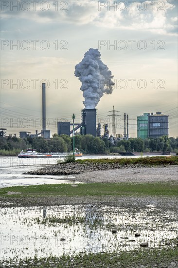 HKM Huckingen steelworks, coking plant, cargo ship on the Rhine, at extremely low water, Duisburg,