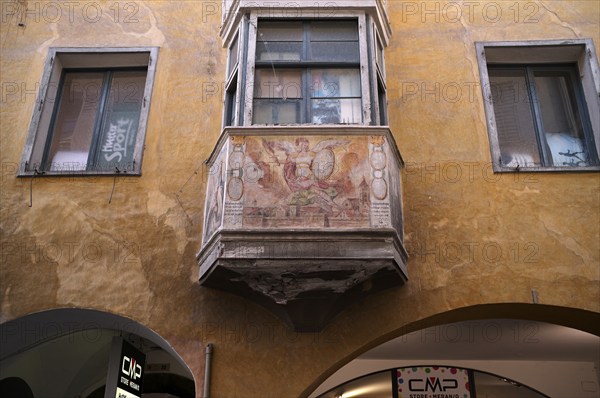 Fresco on a building in the Laubengasse, Via Pontici, Merano, Merano, historic centre, South Tyrol,