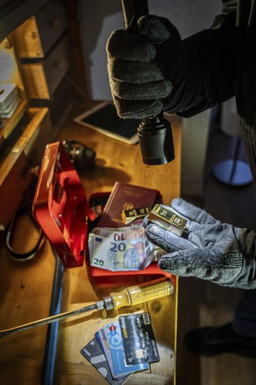 Symbolic image of a burglary, perpetrator has broken into a flat from the garden side and is