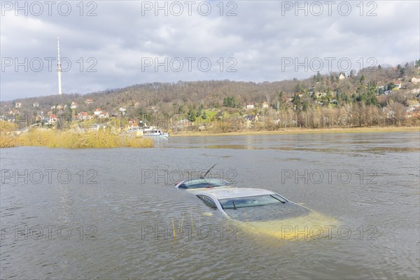 Recently, an inadequately secured car sank in the flood waters of the Elbe and was only located
