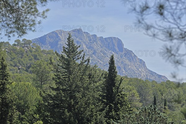 Summit Croix de Provence 946m, mountains, rock massif, rocks, landscape, Montagne Sainte-Victoire,