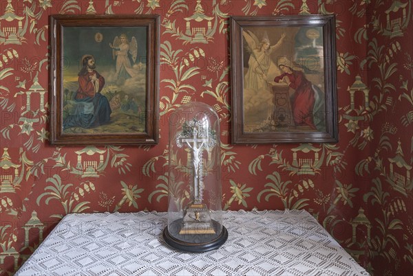 Chest of drawers with pictures of saints in the parlour, around 1900 in the Häckerhaus built in