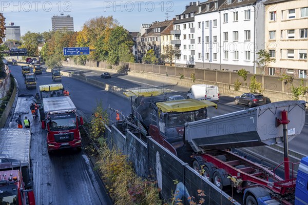 New whisper asphalt surface for the A40 motorway, in the city of Essen, direction Dortmund, 95, 000