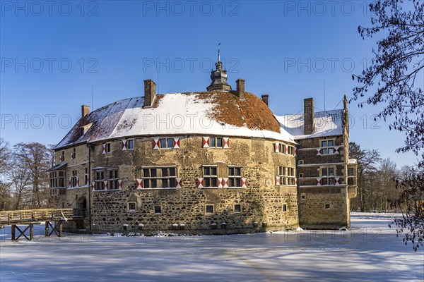 The snow-covered moated castle Burg Vischering near Lüdinghausen, Münsterland, North