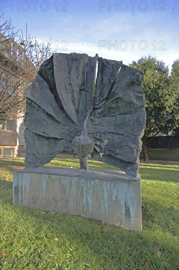 Sculpture peacock figure by Gotthelf Schlotter 1972, peacock wheeling, castle grounds, Friedberg,