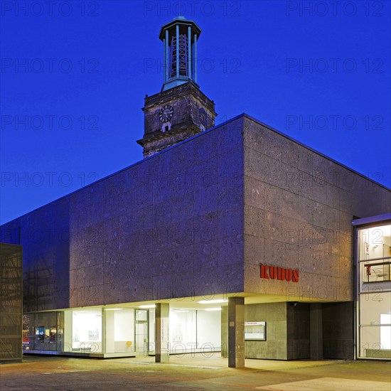 Municipal Gallery KUBUS in the evening with the Aegidienkirche, Gallery at Theodor-Lessing-Platz,