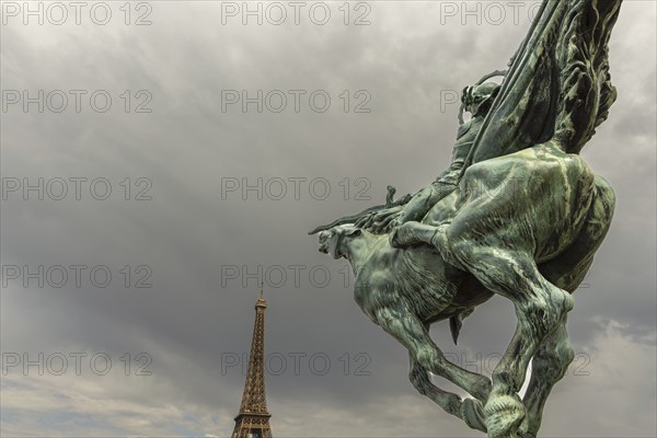 Statue of Jeanne d'Arc on the Pont Bir Hakeim, behind it the Eiffel Tower, Paris, Île-de-France,