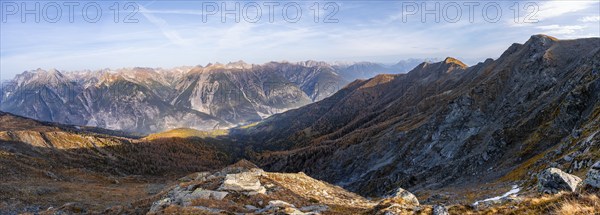 View from the ridge of the Venet to the mountain panorama of the Parzinn Group of the Lechtal Alps,