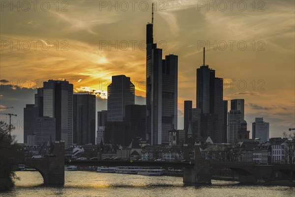 Skyline and banking district at sunset, Daemmerung, Tower 185, Commerzbank, HelaBa, Hessische