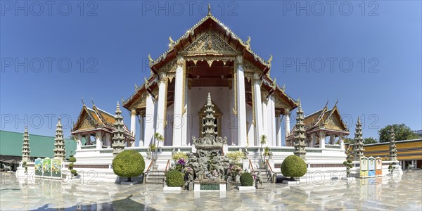 Wihan Luang (the Great Chapel is the centrepiece of the temple and houses the impressive Buddha