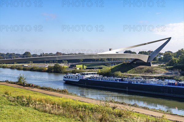 New bridge over the Rhine-Herne Canal and the Emscher, leap over the Emscher, bicycle and