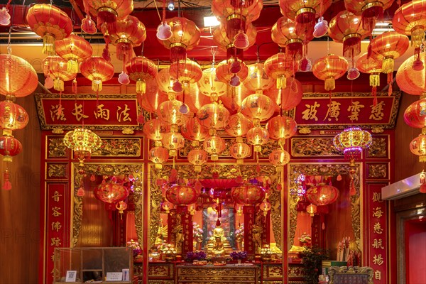 Lanterns in the Chinese Buddhist temple Wat Mangkon Kamalawat in Chinatown, Bangkok, Thailand, Asia