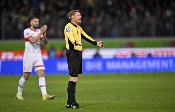 Referee Referee Christian Dingert Gesture Gesture Jeff Chabot VfB Stuttgart (24) applauds