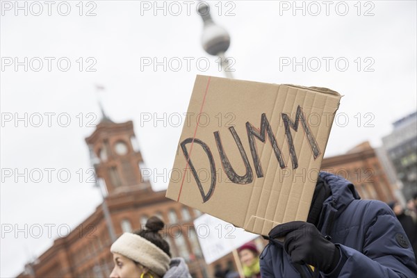 Sign DUMM at the #unkürzbar! Demonstration against the Berlin Senate's austerity plans, Berlin, 15